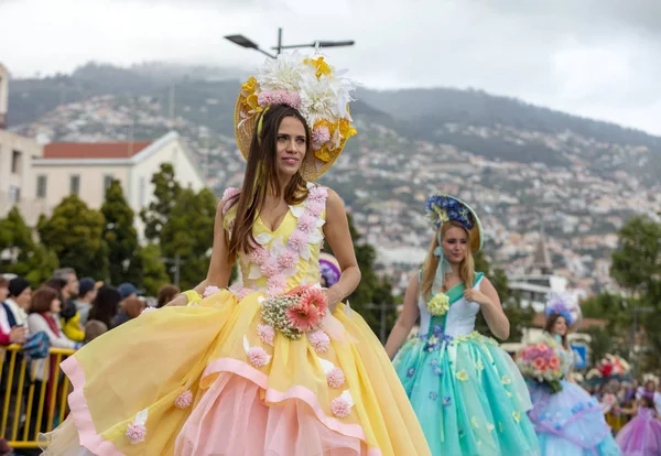 Funchal; Madeira; Portekiz - 22 Nisan; 2018: bir grup insan renkli kostümleri dans Madeira çiçek Festivali geçit töreninde Funchal, Madeira Adası üzerinde. Portekiz.