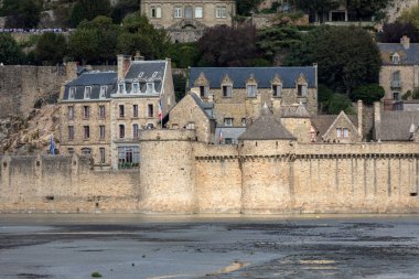 Le Mont Saint-Michel, Ortaçağ müstahkem abbey ve düşük gelgit Normandy, Fransa için gelgit bir adada Köyü