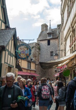 Le Mont-Saint-Michel, Fransa - 13 Eylül 2018: Mont Saint Michele 'in ana caddesindeki Grand Rue' de bir turist kalabalığı. Normandiya, Fransa