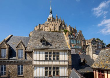 Fransa 'nın ünlü Mont Saint Michel adasındaki eski şehrin eski binaları.