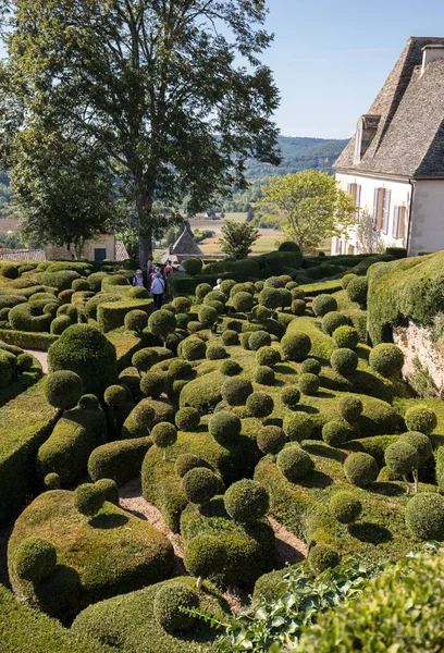 フランスのドルドーニュ地方のジャルダン マルケイ サック城の庭園でのトピアリー — ストック写真