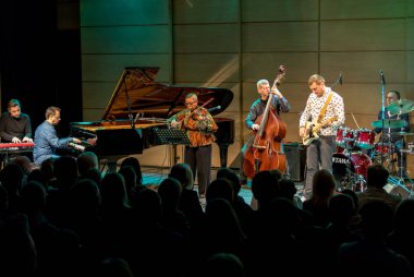 Krakov, Polonya - 9 Mart 2019: Regina Carter, ABD'li caz kemancı bir Amc Trio live Japon sanatı Müzesi Manggha ve teknoloji Sahnesi'nde. Krakow. Polonya