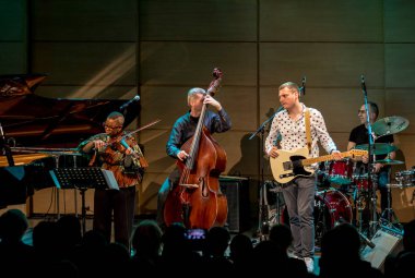 Krakov, Polonya - 9 Mart 2019: Regina Carter, ABD'li caz kemancı bir Amc Trio live Japon sanatı Müzesi Manggha ve teknoloji Sahnesi'nde. Krakow. Polonya