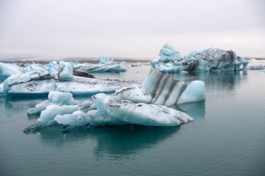 İzlanda'daki Jokulsarlon güzel buzul lagün içinde buzdağları. Jokulsarlon ünlü seyahat yer Vatnajokull Milli Parkı, İzlanda,