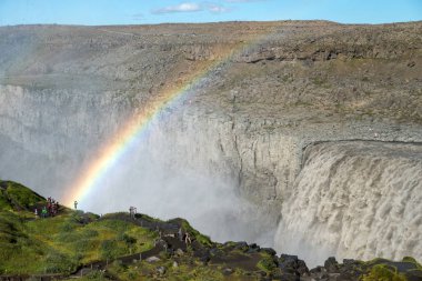 Dettifoss, İzlanda - 23 Temmuz 2017: Dettifoss İzlanda 'daki en güçlü şelaledir. Jokulsargljufur Ulusal Parkı 'nda, kuzeydoğu İzlanda' da Jokulsa a Fjollum nehrinde yer almaktadır..