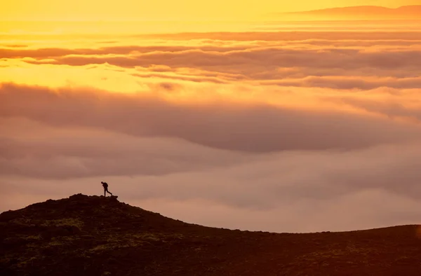Силуэт Человека Хребте Над Морем Облаков Туманные Горы Закате Исландии — стоковое фото