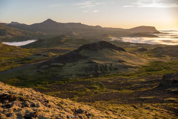 Soñador Paisaje Brumoso Sobre Mar Nubes Montañas Atardecer Islandia —  Fotos de Stock