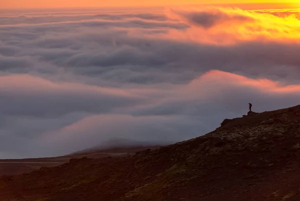Силуэт Человека Хребте Над Морем Облаков Туманные Горы Закате Исландии — стоковое фото