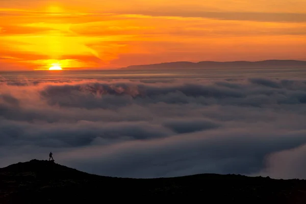 Silueta Muže Hřebeni Nad Mořem Mraků Zamlžené Hory Při Západu — Stock fotografie