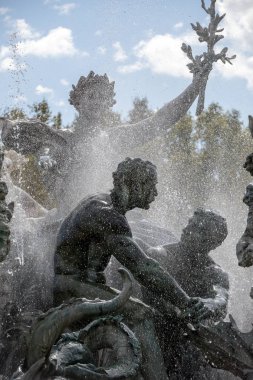  Esplanade des Quinconces, Bordeaux 'daki Girondins Anıtı' nın çeşmesi. Fransa