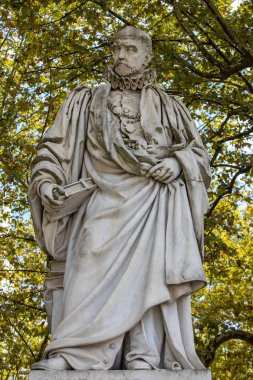 Place des Quinconces, Bordeaux Fransa, yeşil ağaçlar bir gölgelik boyunca halka açık bahçede Michel de Montaigne heykeli.