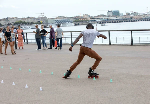 Bordeaux Francja Września 2018 Roller Skater Wykonuje Akrobacje Quai Louis — Zdjęcie stockowe