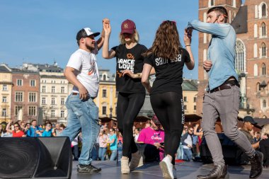 Cracow, Polonya-30 Mart 2019: Rueda de Casino Uluslararası flashmob günü. Birkaç yüz kişi Cracow Ana Meydanı 'nda Ispanyol ritimleri dans. Polonya 