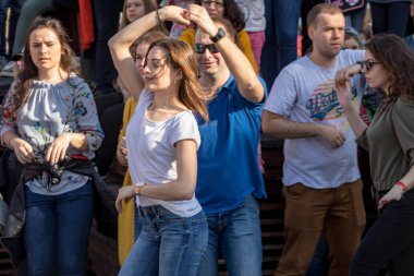 Cracow, Polonya-30 Mart 2019: Rueda de Casino Uluslararası flashmob günü. Birkaç yüz kişi Cracow Ana Meydanı 'nda Ispanyol ritimleri dans. Polonya 