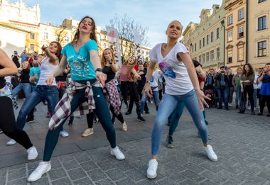Cracow, Polonya-30 Mart 2019: Rueda de Casino Uluslararası flashmob günü. Birkaç yüz kişi Cracow Ana Meydanı 'nda Ispanyol ritimleri dans. Polonya 