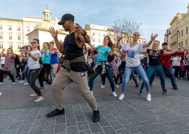 Cracow, Polonya-30 Mart 2019: Rueda de Casino Uluslararası flashmob günü. Birkaç yüz kişi Cracow Ana Meydanı 'nda Ispanyol ritimleri dans. Polonya 
