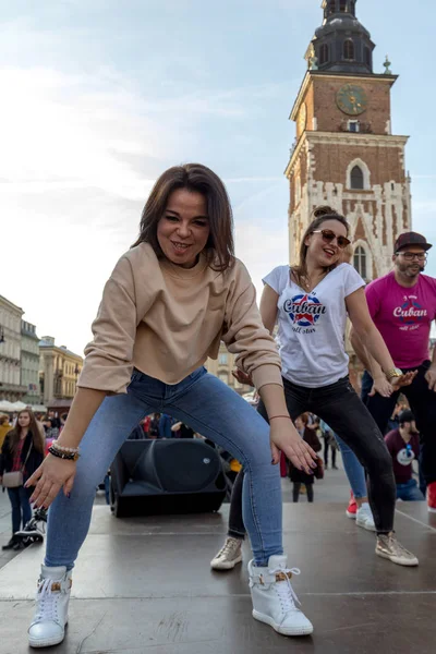 クラクフ ポーランド 2019 ルエダ カジノの国際 Flashmob クラクフのメイン広場で数百人の人がヒスパニックのリズムを踊っています ポーランド — ストック写真