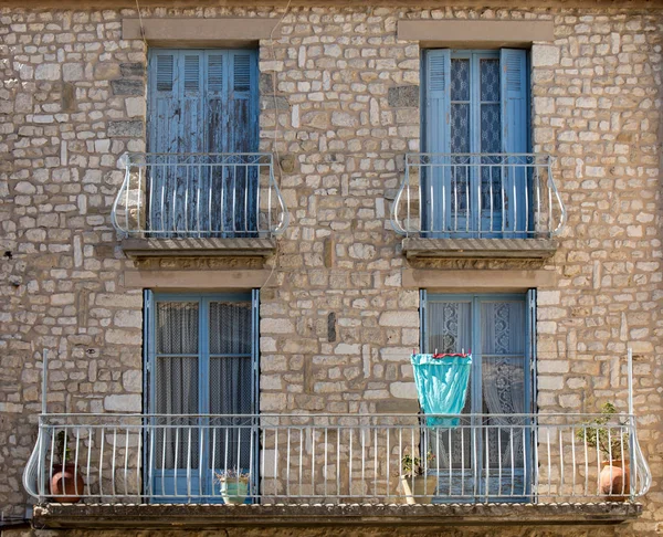 Oud Stenen Huis Met Houten Blauwe Ramen Provence Frankrijk — Stockfoto