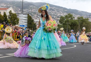 Funchal; Madeira; Portekiz - 22 Nisan; 2018: bir grup insan renkli kostümleri dans Madeira çiçek Festivali geçit töreninde Funchal, Madeira Adası üzerinde. Portekiz.