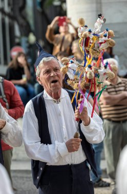 Funchal, Portekiz - 19 Nisan 2018: Halk müzisyenler ve dansçılar Avenida Arriaga Funchal Madeira Adası, Portekiz performans.