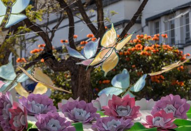 Funchal; Madeira; Portekiz - 19 Nisan 2018: Funchal Madeira Adası Madeira çiçek Festivali sırasında için renkli süslemeleri caddeleri üzerinde. Portekiz 
