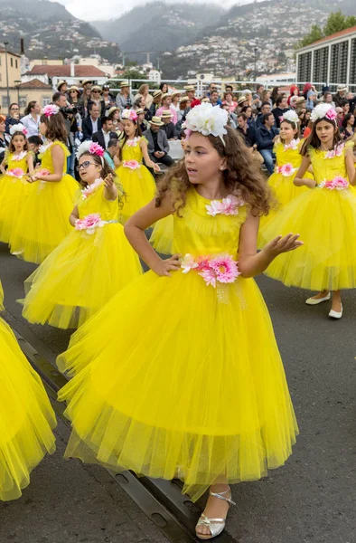 フンシャル マデイラ ポルトガル 2018 カラフルな衣装で女の子のグループ マデイラ島のフンシャル マデイラの花フェスティバル パレードで踊っています ポルトガル — ストック写真