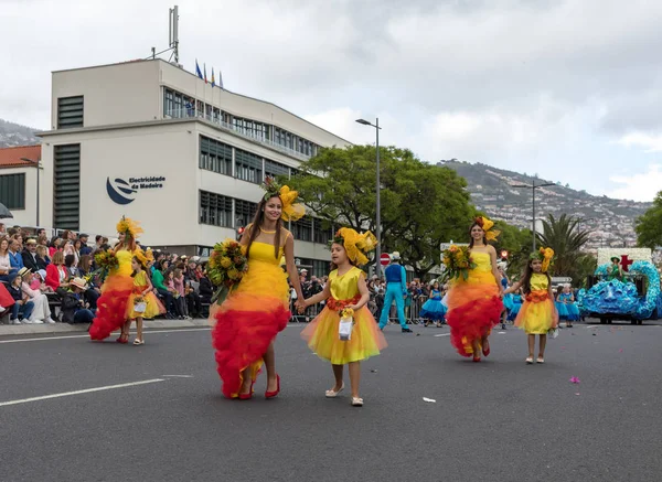 Funchal Madery Portugalia Kwietnia 2018 Grupa Ludzi Kolorowe Kostiumy Tańczy — Zdjęcie stockowe