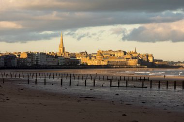 Plage du Sillon 'daki sabah ışığı ve duvarlarla çevrili şehir. Saint Malo, Fransa, Ille et Vilaine, Emerald Sahili