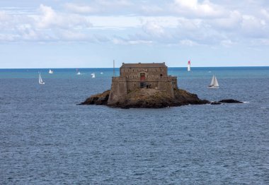  Fort Du Petit 'in St. Malo' daki manzarası. Britanya, Fransa