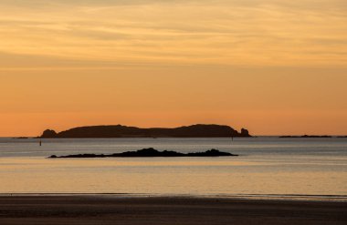 Saint Malo, Brittany, Fransa sahilinden gün batımı manzarası