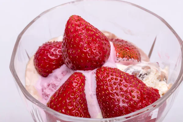 Dondurma ve beyaz arka planda izole edilmiş taze olgun çilekler. 