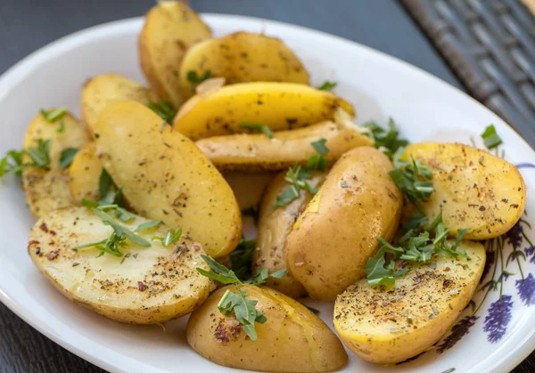 Batatas Com Ervas Polvilhadas Com Salsa Verde — Fotografia de Stock