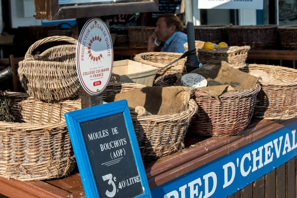 2018年9月13日 フランス ブルターニュのカンカレ町の屋外市場で新鮮な生牡蠣 — ストック写真