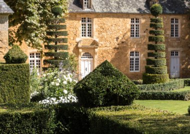 Dordogne 'daki güzel Jardins du Manoir d Eyrignac. Fransa 