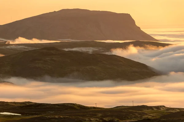 Drömmande Dimmiga Landskap Över Havet Moln Berg Vid Solnedgången Island — Stockfoto