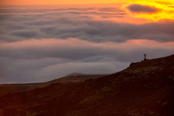 Silueta Muže Hřebeni Nad Mořem Mraků Zamlžené Hory Při Západu — Stock fotografie