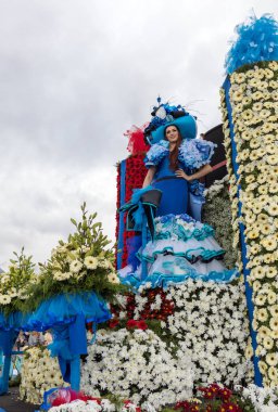 Funchal; Madeira; Portekiz - 22 Nisan; 2018: Madeira çiçek Festivali geçit töreninde Funchal Madeira Adası, çiçek kayan nokta renkli kostümleri kadınlarda. Portekiz.