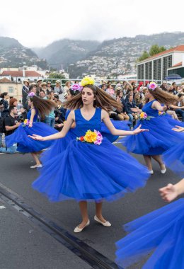 Funchal; Madeira; Portekiz - 22 Nisan; 2018: kız renkli kostümleri bir grup dans Madeira çiçek Festivali geçit töreninde Funchal, Madeira Adası üzerinde. Portekiz.
