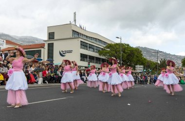 Funchal; Madeira; Portekiz - 22 Nisan; 2018: bir grup kadın Pembe elbiseler dans Madeira çiçek Festivali geçit töreninde Funchal, Madeira Adası üzerinde. Portekiz.