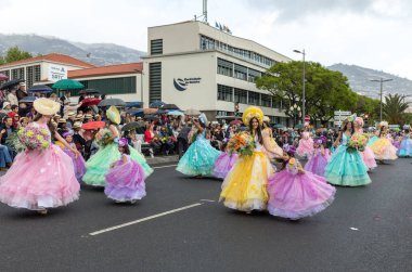 Funchal; Madeira; Portekiz - 22 Nisan; 2018: bir grup insan renkli kostümleri dans Madeira çiçek Festivali geçit töreninde Funchal, Madeira Adası üzerinde. Portekiz.