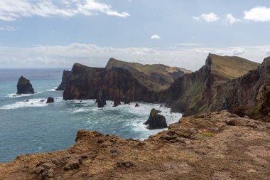 Portekiz 'in Madeira şehrinin doğusundaki Ponta de Sao Lourenco' da güzel bir manzara.