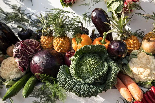 Schöne Und Appetitliche Dekoration Aus Verschiedenem Gemüse — Stockfoto