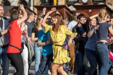 Cracow, Polonya-30 Mart 2019: Rueda de Casino Uluslararası flashmob günü. Birkaç yüz kişi Cracow Ana Meydanı 'nda Ispanyol ritimleri dans. Polonya 
