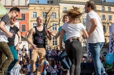 Cracow, Polonya-30 Mart 2019: Rueda de Casino Uluslararası flashmob günü. Birkaç yüz kişi Cracow Ana Meydanı 'nda Ispanyol ritimleri dans. Polonya 