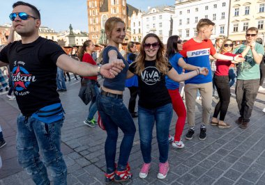 Cracow, Polonya-30 Mart 2019: Rueda de Casino Uluslararası flashmob günü. Birkaç yüz kişi Cracow Ana Meydanı 'nda Ispanyol ritimleri dans. Polonya 