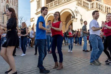 Cracow, Polonya-30 Mart 2019: Rueda de Casino Uluslararası flashmob günü. Birkaç yüz kişi Cracow Ana Meydanı 'nda Ispanyol ritimleri dans. Polonya 