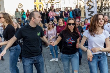 Cracow, Polonya-30 Mart 2019: Rueda de Casino Uluslararası flashmob günü. Birkaç yüz kişi Cracow Ana Meydanı 'nda Ispanyol ritimleri dans. Polonya 