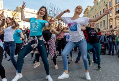 Cracow, Polonya-30 Mart 2019: Rueda de Casino Uluslararası flashmob günü. Birkaç yüz kişi Cracow Ana Meydanı 'nda Ispanyol ritimleri dans. Polonya 