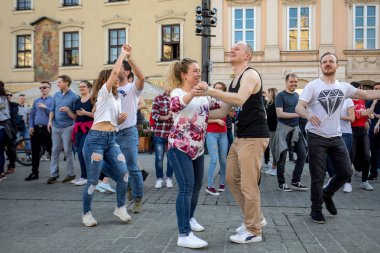 Cracow, Polonya-30 Mart 2019: Rueda de Casino Uluslararası flashmob günü. Birkaç yüz kişi Cracow Ana Meydanı 'nda Ispanyol ritimleri dans. Polonya 