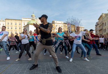 Cracow, Polonya-30 Mart 2019: Rueda de Casino Uluslararası flashmob günü. Birkaç yüz kişi Cracow Ana Meydanı 'nda Ispanyol ritimleri dans. Polonya 